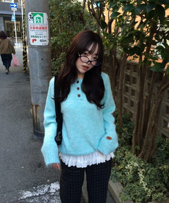 패치 포인트 부클 라운드넥 니트 소라