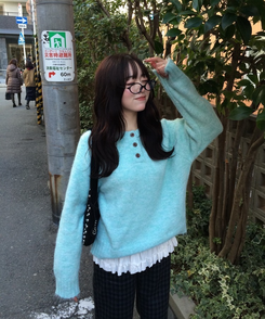 패치 포인트 부클 라운드넥 니트 소라