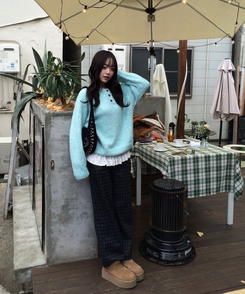 패치 포인트 부클 라운드넥 니트 소라