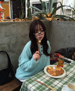 패치 포인트 부클 라운드넥 니트 소라