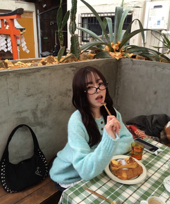 패치 포인트 부클 라운드넥 니트 소라