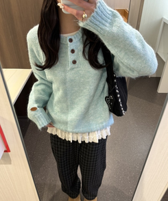 패치 포인트 부클 라운드넥 니트 소라