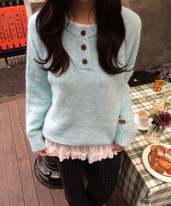 패치 포인트 부클 라운드넥 니트 소라