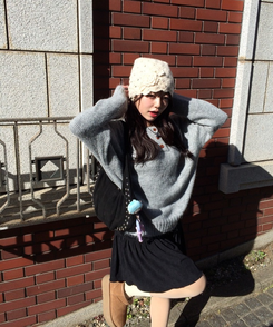 패치 포인트 부클 라운드넥 니트 연그레이