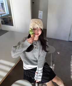 패치 포인트 부클 라운드넥 니트 연그레이