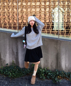 패치 포인트 부클 라운드넥 니트 연그레이