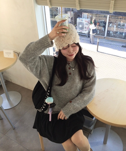 패치 포인트 부클 라운드넥 니트 연그레이