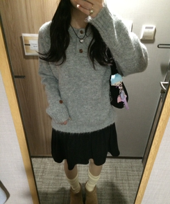 패치 포인트 부클 라운드넥 니트 연그레이