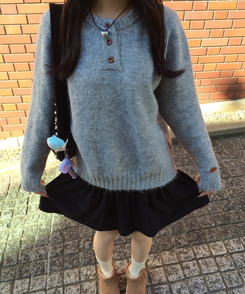 패치 포인트 부클 라운드넥 니트 연그레이