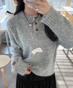 패치 포인트 부클 라운드넥 니트 연그레이