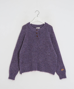 패치 포인트 부클 라운드넥 니트