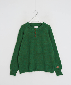 패치 포인트 부클 라운드넥 니트