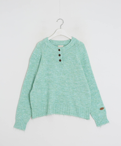 패치 포인트 부클 라운드넥 니트