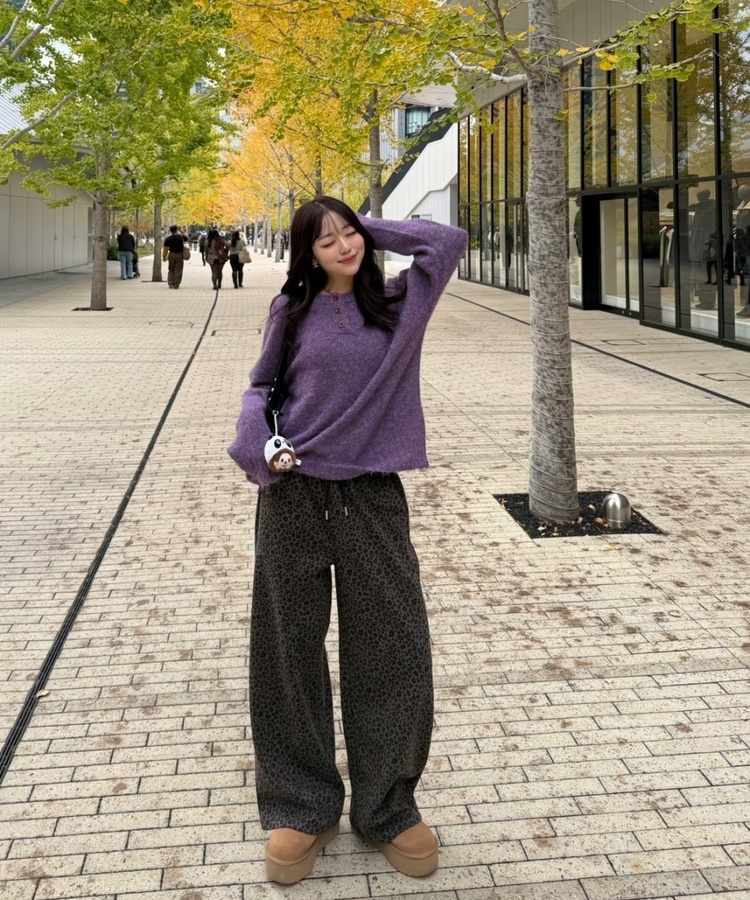 패치 포인트 부클 라운드넥 니트 딥퍼플