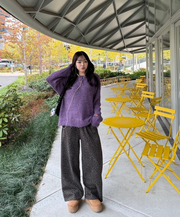 패치 포인트 부클 라운드넥 니트 딥퍼플