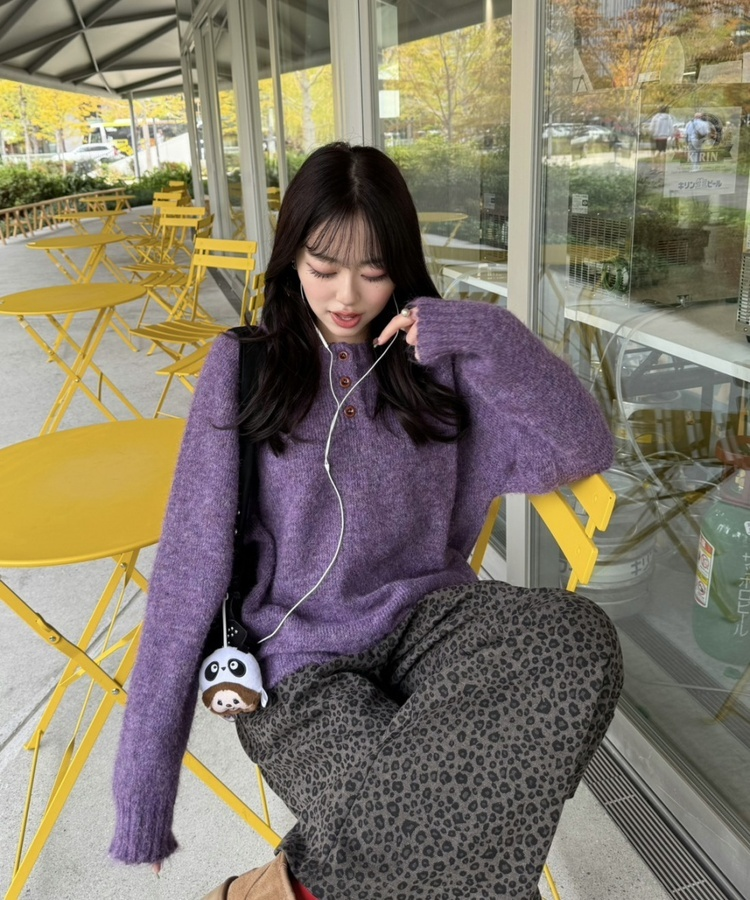 패치 포인트 부클 라운드넥 니트 딥퍼플