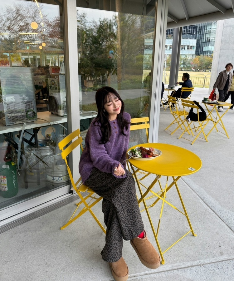 패치 포인트 부클 라운드넥 니트 딥퍼플