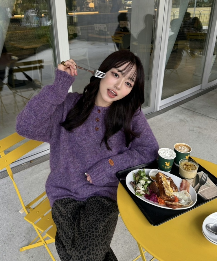 패치 포인트 부클 라운드넥 니트 딥퍼플