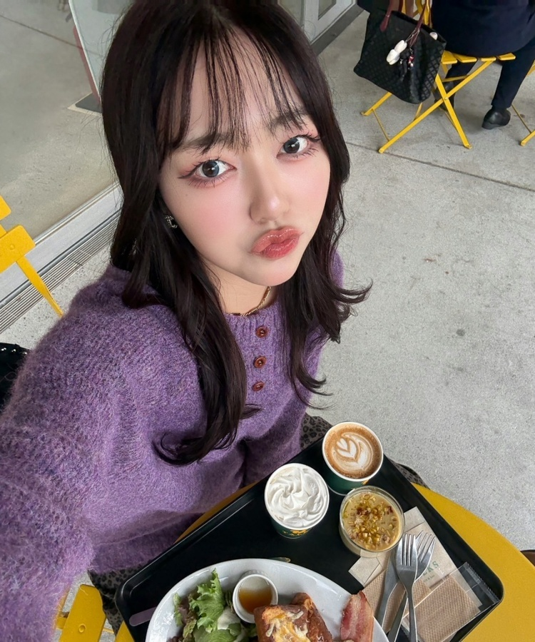 패치 포인트 부클 라운드넥 니트 딥퍼플