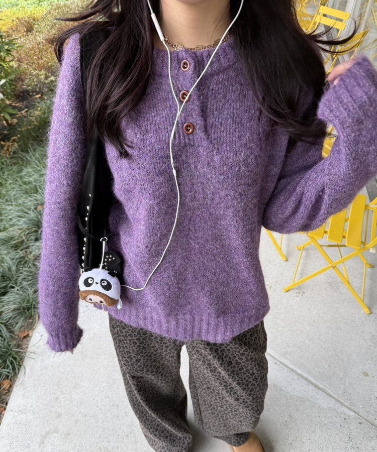 패치 포인트 부클 라운드넥 니트 딥퍼플