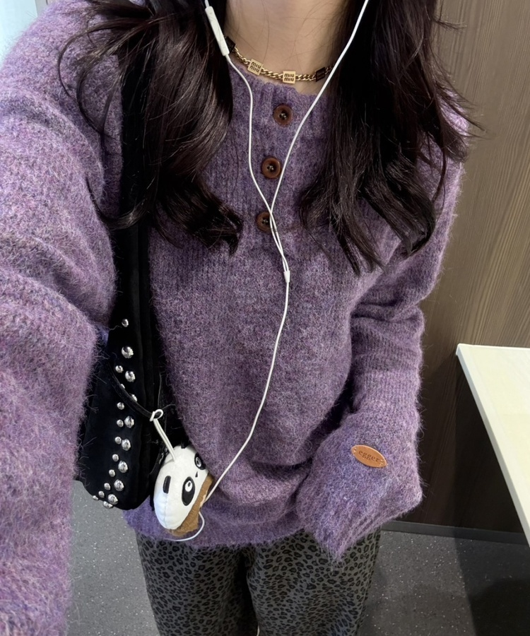 패치 포인트 부클 라운드넥 니트 딥퍼플