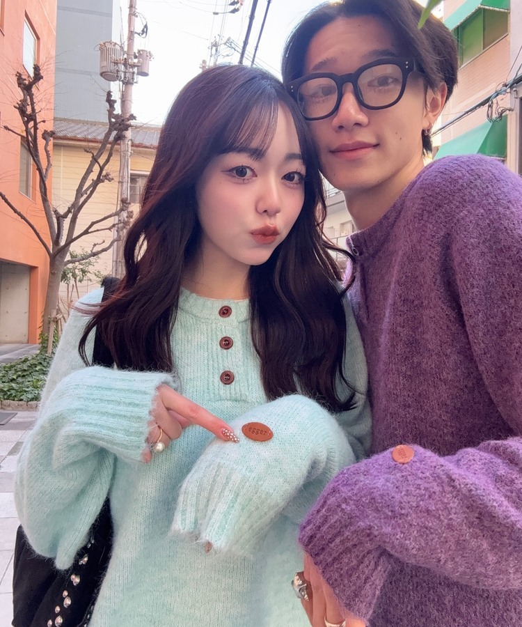 패치 포인트 부클 라운드넥 니트 소라