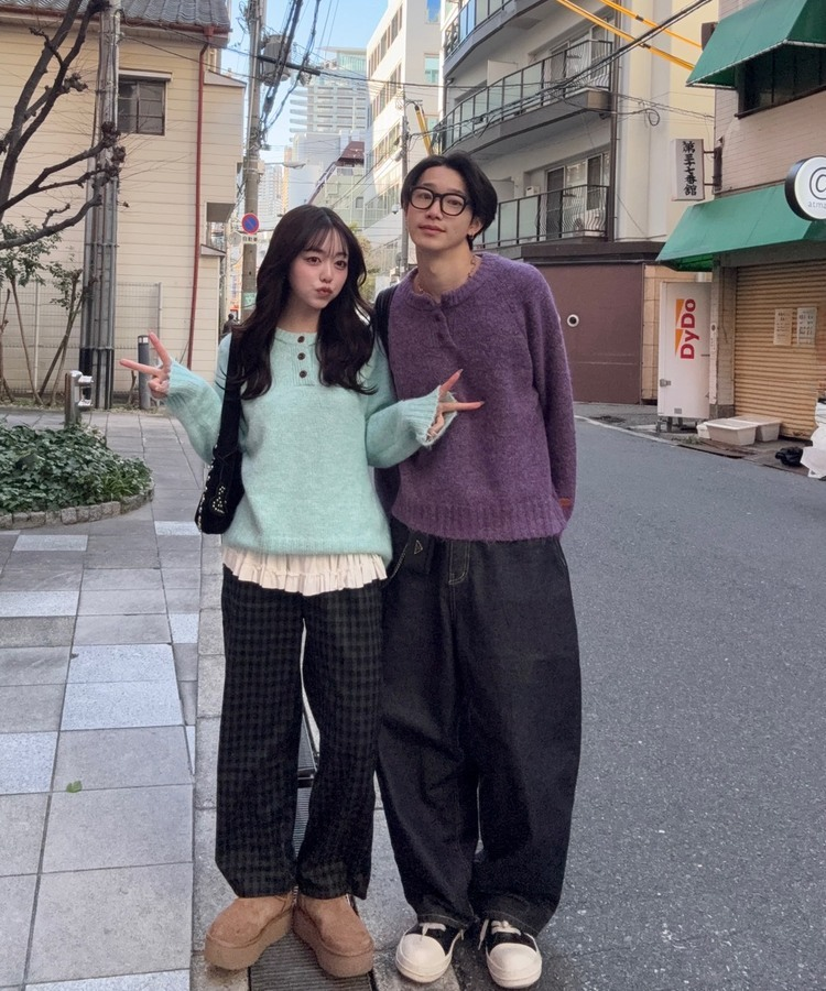 패치 포인트 부클 라운드넥 니트 소라