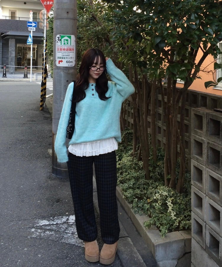 패치 포인트 부클 라운드넥 니트 소라