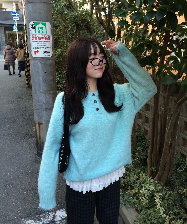 패치 포인트 부클 라운드넥 니트 소라