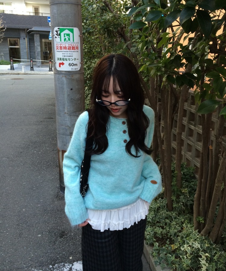 패치 포인트 부클 라운드넥 니트 소라