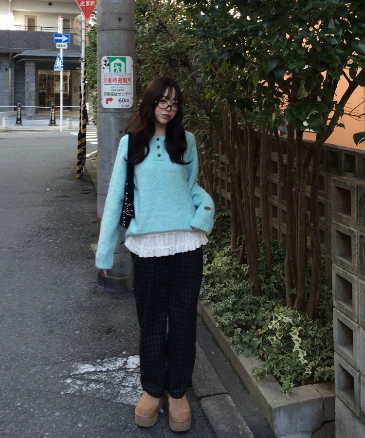 패치 포인트 부클 라운드넥 니트 소라