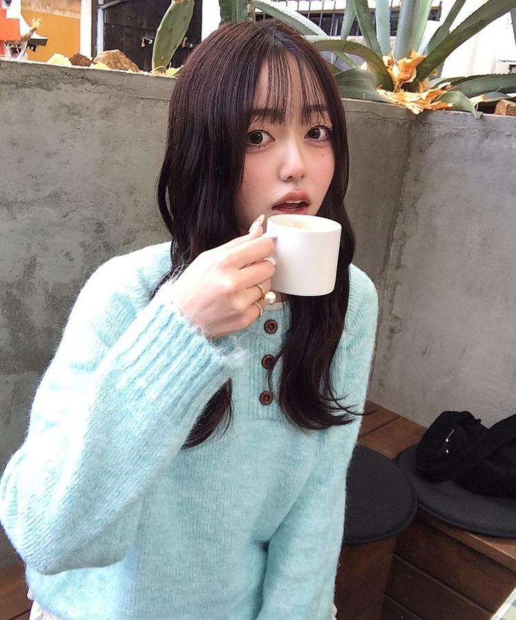 패치 포인트 부클 라운드넥 니트 소라