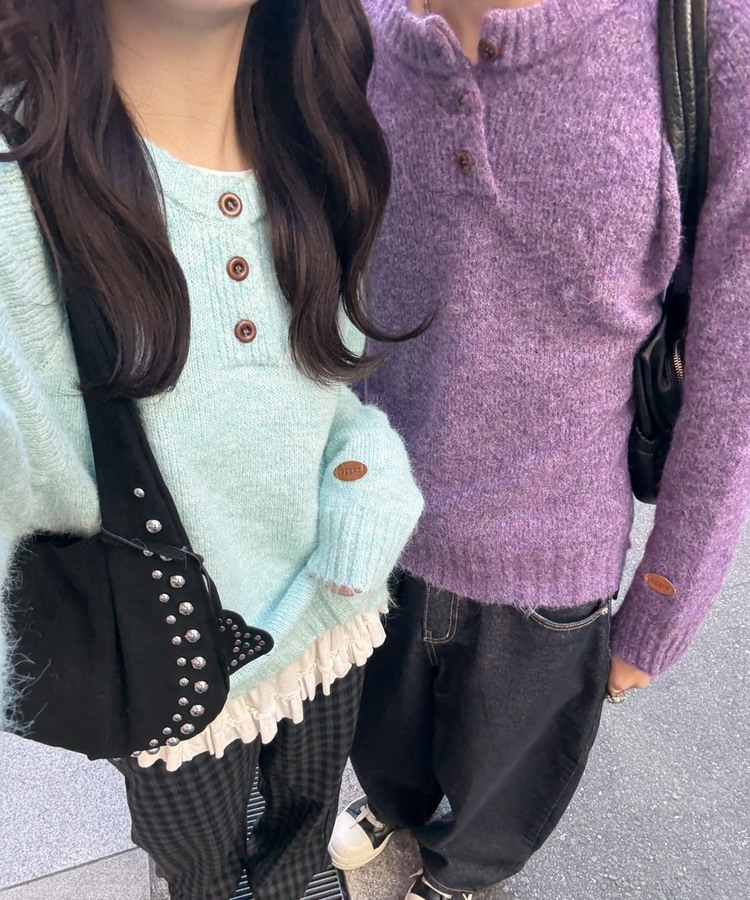 패치 포인트 부클 라운드넥 니트 소라