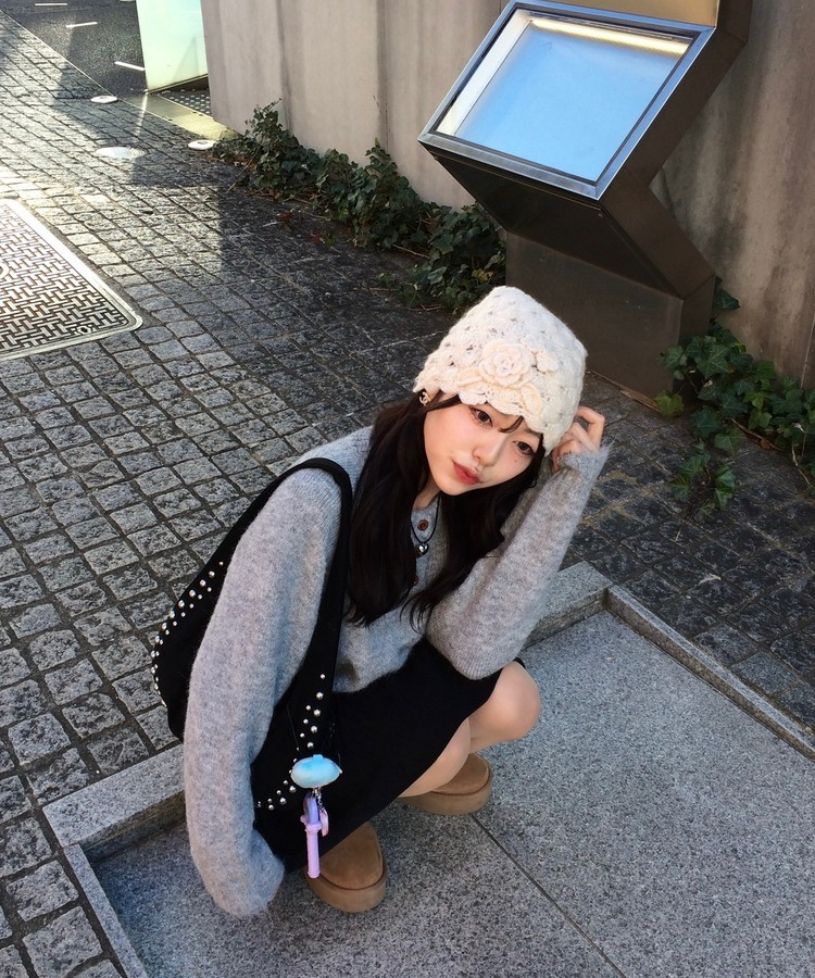 패치 포인트 부클 라운드넥 니트 연그레이