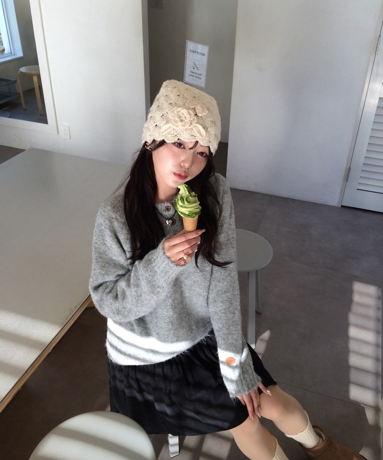 패치 포인트 부클 라운드넥 니트 연그레이