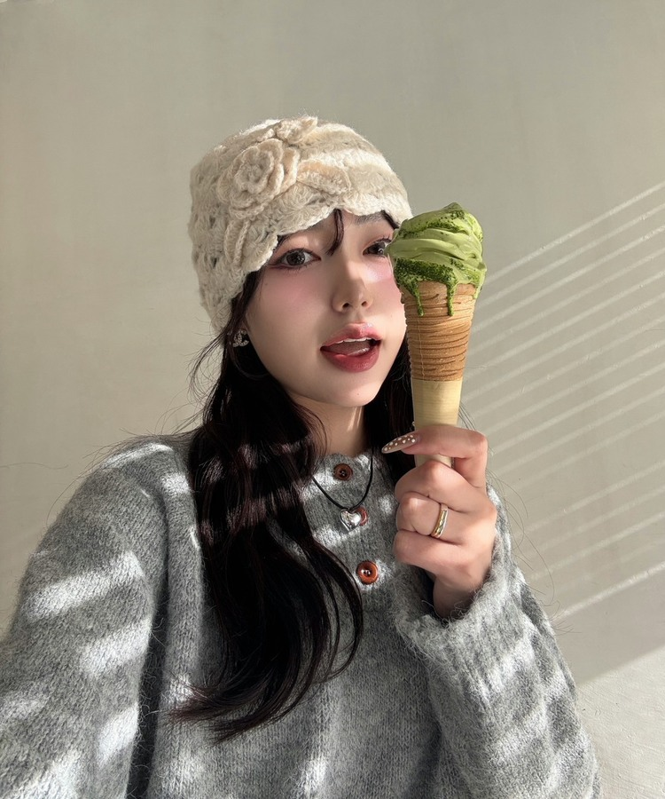 패치 포인트 부클 라운드넥 니트 연그레이