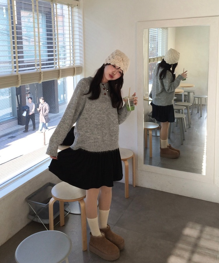 패치 포인트 부클 라운드넥 니트 연그레이