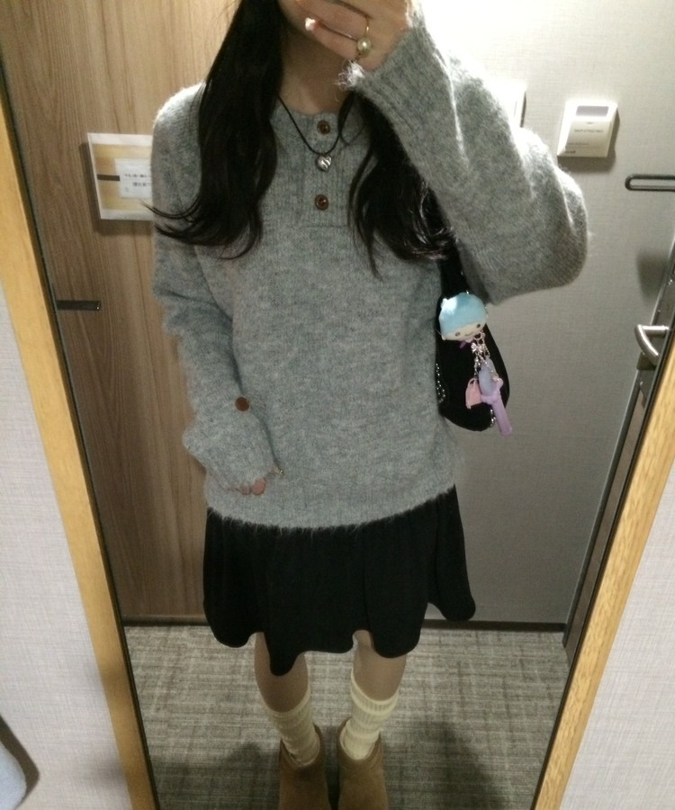 패치 포인트 부클 라운드넥 니트 연그레이