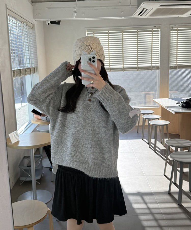 패치 포인트 부클 라운드넥 니트 연그레이