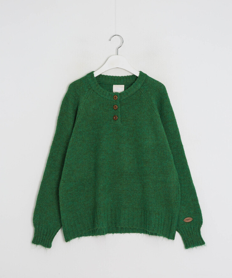 패치 포인트 부클 라운드넥 니트