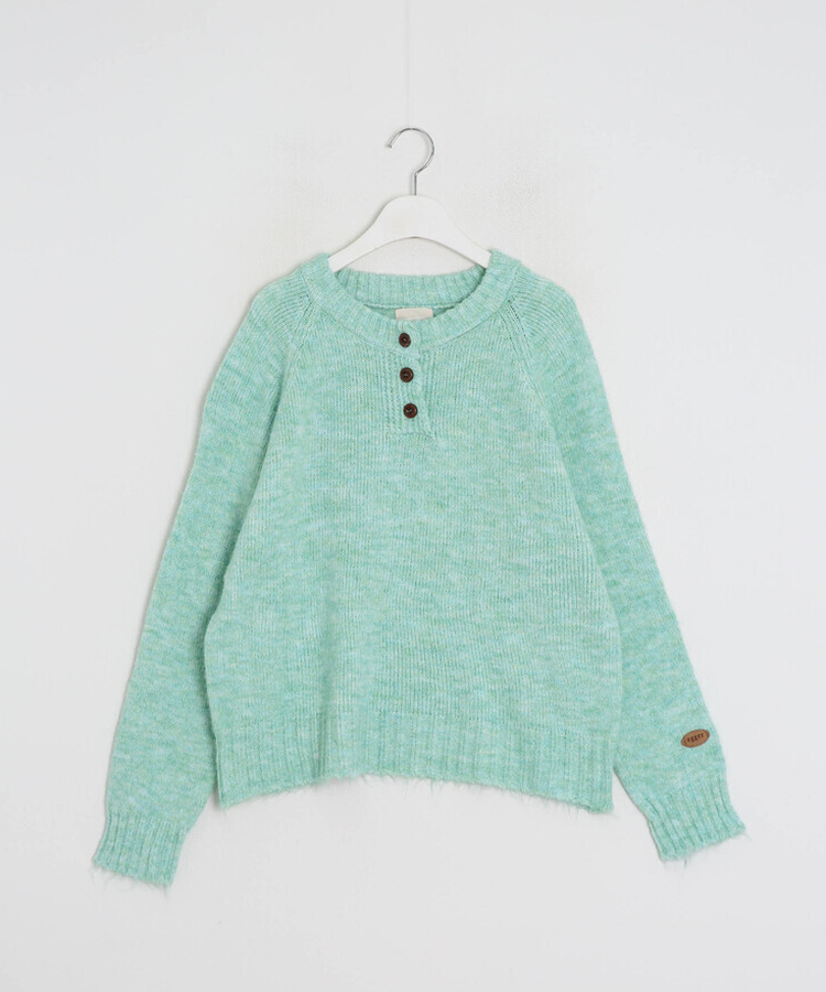 패치 포인트 부클 라운드넥 니트