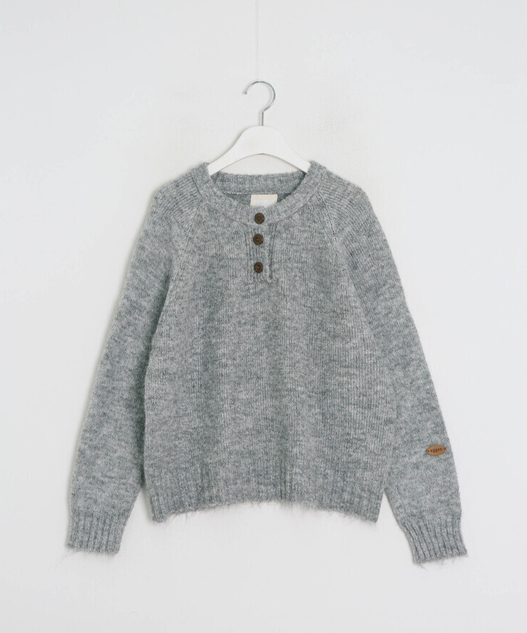 패치 포인트 부클 라운드넥 니트