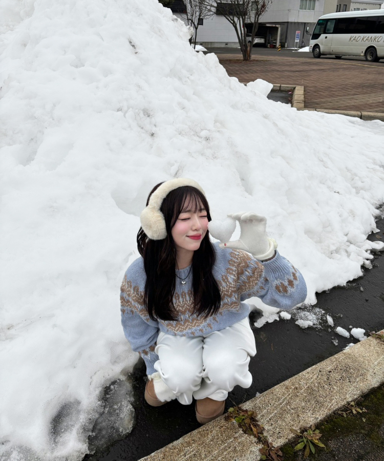 라운드넥 노르딕 니트 소라