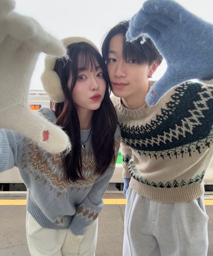 라운드넥 노르딕 니트 소라