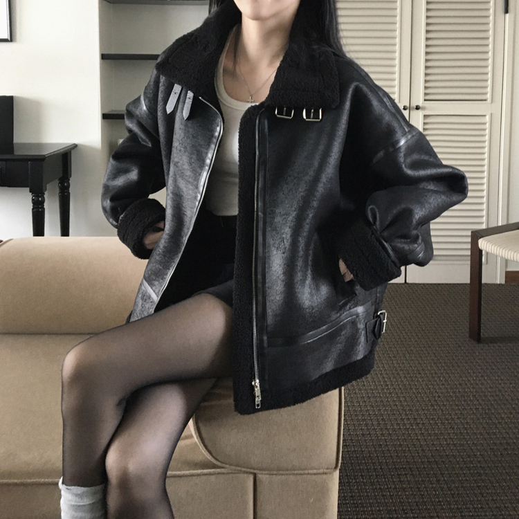 아인 스웨이드 레더 양털 하이넥 버클 스트랩 무스탕 자켓 블랙