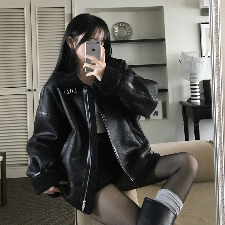 아인 스웨이드 레더 양털 하이넥 버클 스트랩 무스탕 자켓 블랙