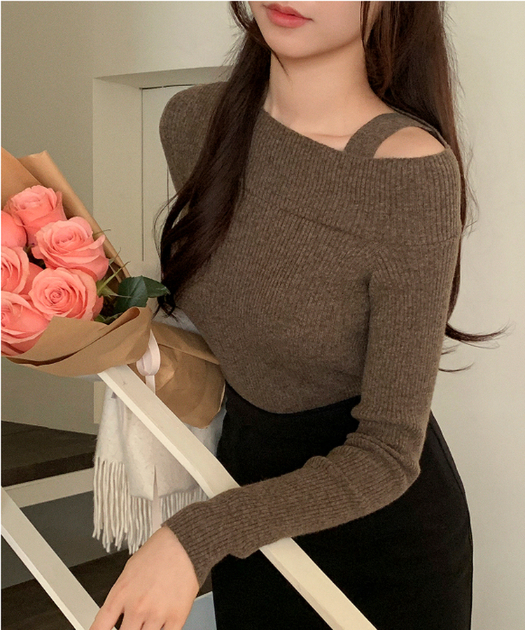 (華奢見えシルエット / ピタッと伸縮性◎)   ストラップ付きアシメオフショルニット BROWN