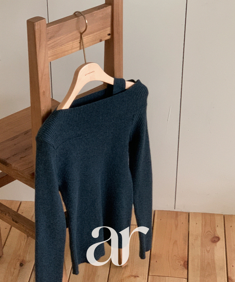 (華奢見えシルエット / ピタッと伸縮性◎)   ストラップ付きアシメオフショルニット