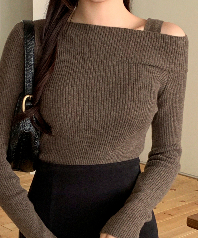 (華奢見えシルエット / ピタッと伸縮性◎)   ストラップ付きアシメオフショルニット BROWN