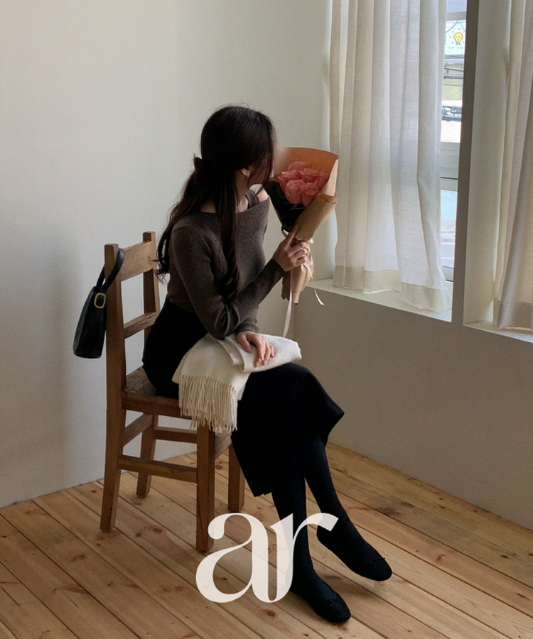 (華奢見えシルエット / ピタッと伸縮性◎)   ストラップ付きアシメオフショルニット BROWN